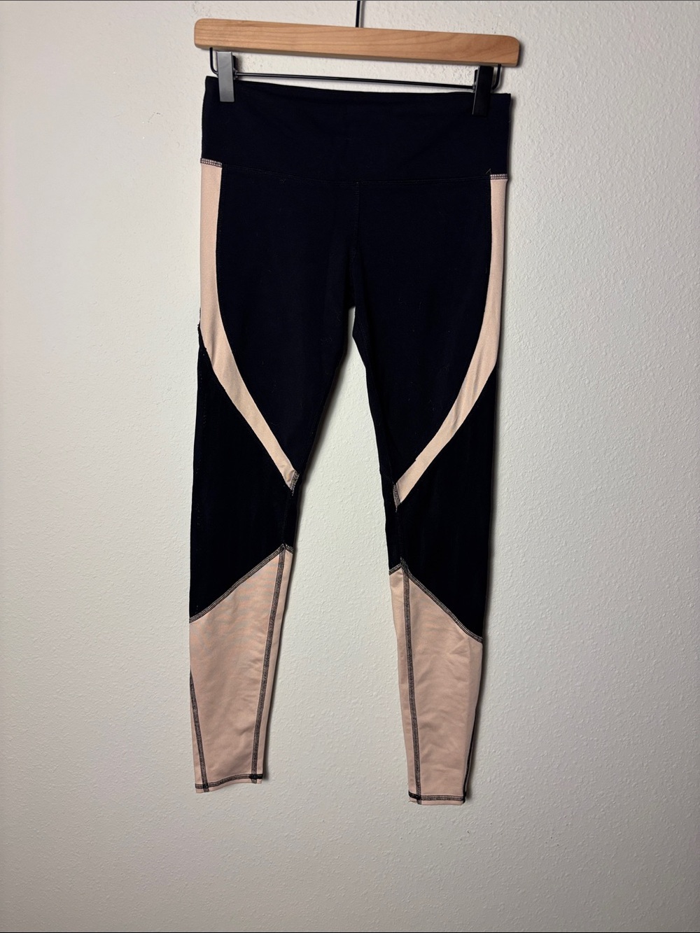 Alo Yoga Vitality Yoga Leggings Black and Cream